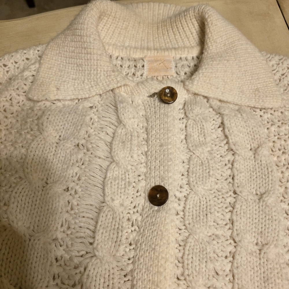 ✨ VINTAGE 70s Boho Cream Cable Knit Fringe Cape – Arm Openings – Cozy! - Picture 6 of 16